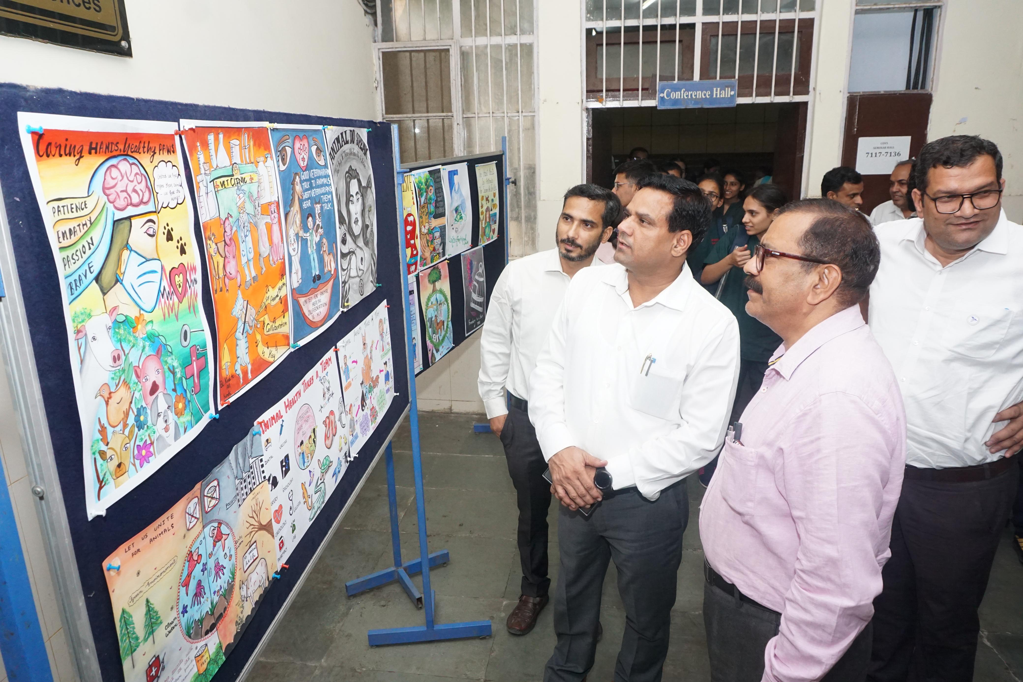 लुवास में आयोजित पोस्टर प्रदर्शनी देखते मुख्य अतिथि व लुवास के अधिकारी लुवास में आयोजित पोस्टर प्रदर्शनी देखते मुख्य अतिथि व लुवास के अधिकारी