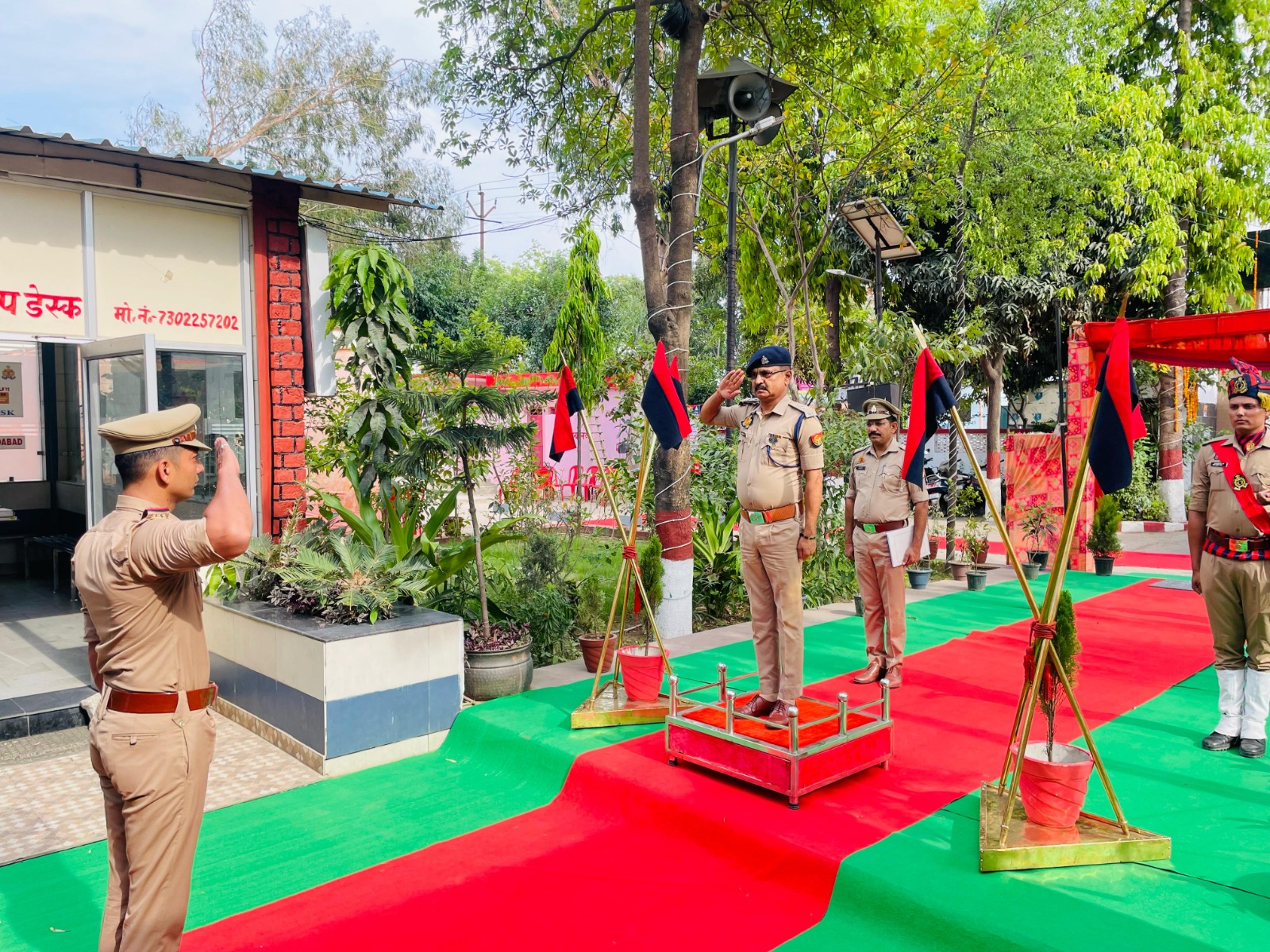 थाना मझोला का वार्षिक निरीक्षण के दौरान गार्ड ऑफ़ ऑनर लेते पुलिस अधीक्षक नगर कुमार रणविजय सिंह। थाना मझोला का वार्षिक निरीक्षण के दौरान गार्ड ऑफ़ ऑनर लेते पुलिस अधीक्षक नगर कुमार रणविजय सिंह।