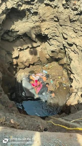 दर्दनाक हादसा : बाईक से टकरा कर वैन कुएं में गिरी,10 की मौत, बचाने गए ग्रामीण की भी मौत दर्दनाक हादसा : बाईक से टकरा कर वैन कुएं में गिरी,10 की मौत, बचाने गए ग्रामीण की भी मौत