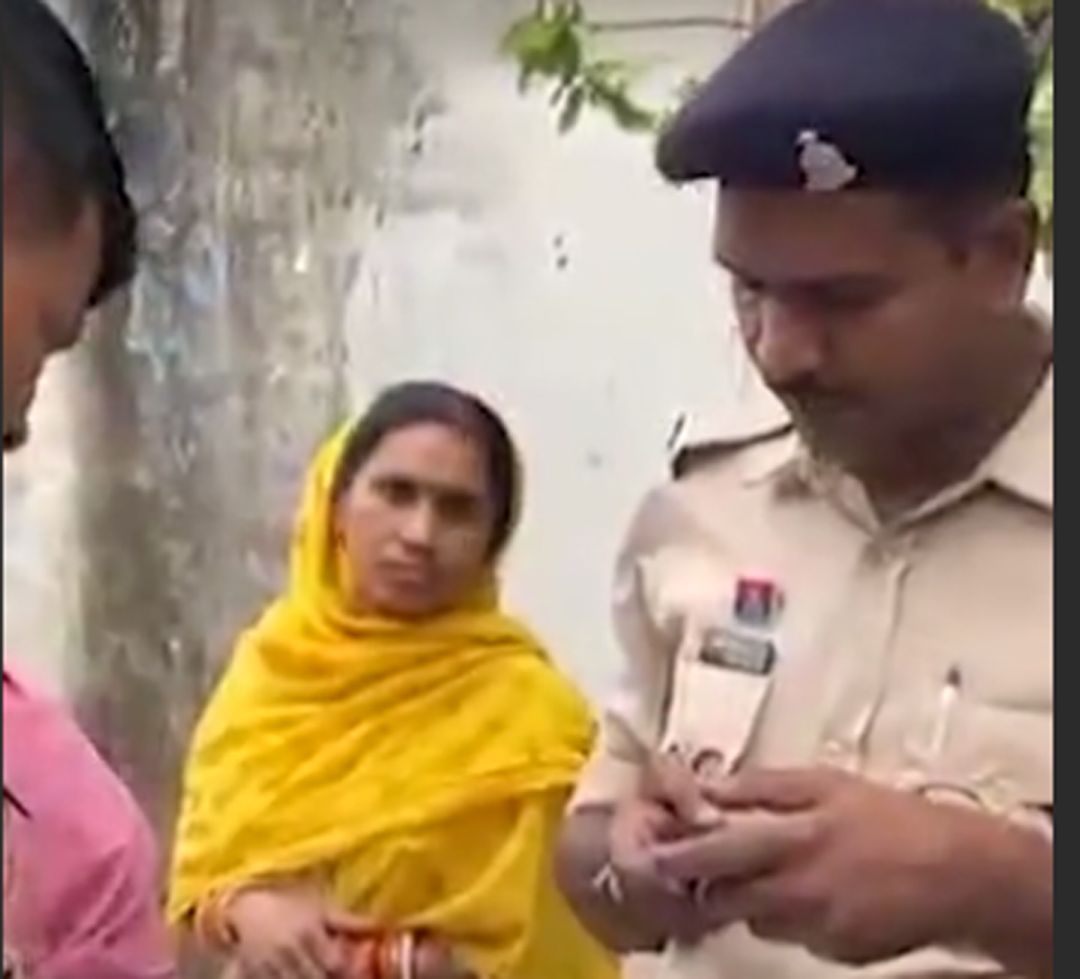 लोगों के निवास से संबंधित वैध दस्तावेज चेक करते पुलिस अधिकारी लोगों के निवास से संबंधित वैध दस्तावेज चेक करते पुलिस अधिकारी