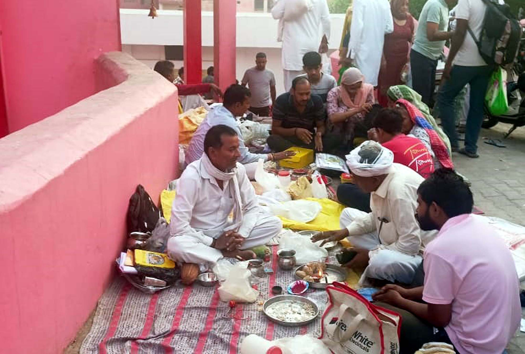 पिंडारा तीर्थ पर पिंडदान करवाते हुए श्रद्धालु। पिंडारा तीर्थ पर पिंडदान करवाते हुए श्रद्धालु।