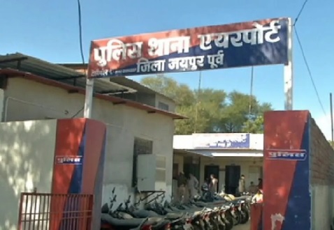 टेम्पो में मिली युवक की लाश—मुंह और नाक से बह रहा था खून टेम्पो में मिली युवक की लाश—मुंह और नाक से बह रहा था खून