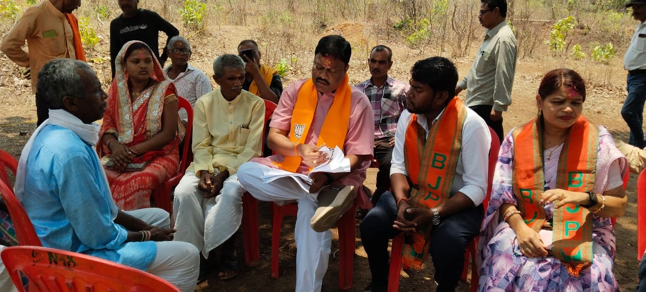भाजपा अनुसूचित जनजाति मोर्चा के प्रदेश अध्यक्ष विकास मरकाम ग्रामीणों की समस्या सुनकर चर्चा करते हुए। भाजपा अनुसूचित जनजाति मोर्चा के प्रदेश अध्यक्ष विकास मरकाम ग्रामीणों की समस्या सुनकर चर्चा करते हुए।