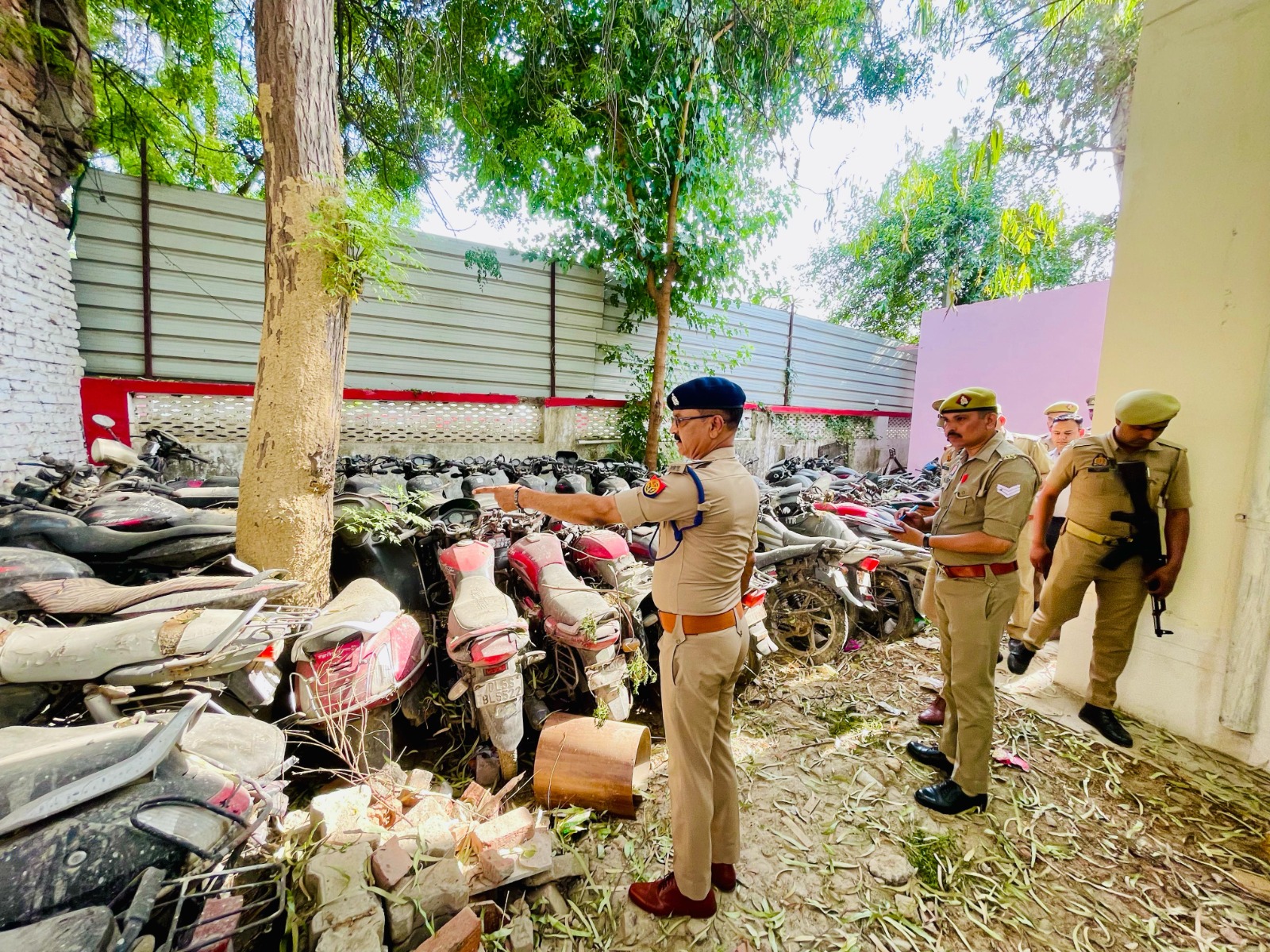 पुलिस अ थाना मझोला का वार्षिक निरीक्षण करते पुलिस अधीक्षक नगर कुमार रणविजय सिंह।