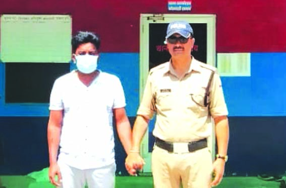 पुलिस गिरफ्त में आरोपित पुलिस गिरफ्त में आरोपित