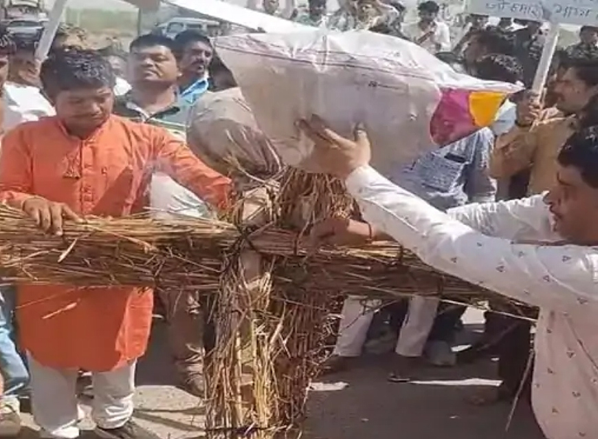 बाड़मेर में पाकिस्तान प्रधानमंत्री का फूंका पुतला, जमकर की नारेबाजी बाड़मेर में पाकिस्तान प्रधानमंत्री का फूंका पुतला, जमकर की नारेबाजी