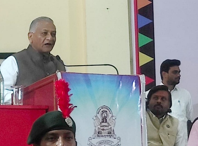 जनरल वीके सिंह उज्जैन के विक्रम विश्वविद्यालय में राष्ट्रीय संगोष्ठी को संबोधित करते हुए
