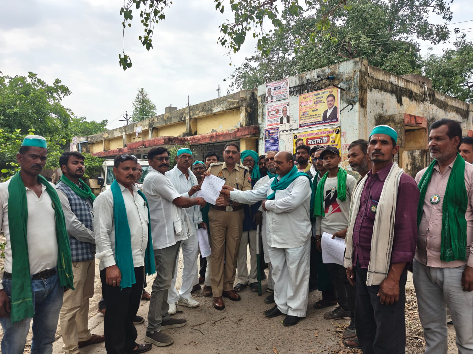 क्षेत्राधिकारी को ज्ञापन देते भाकियू अराजनैतिक के सदस्य क्षेत्राधिकारी को ज्ञापन देते भाकियू अराजनैतिक के सदस्य