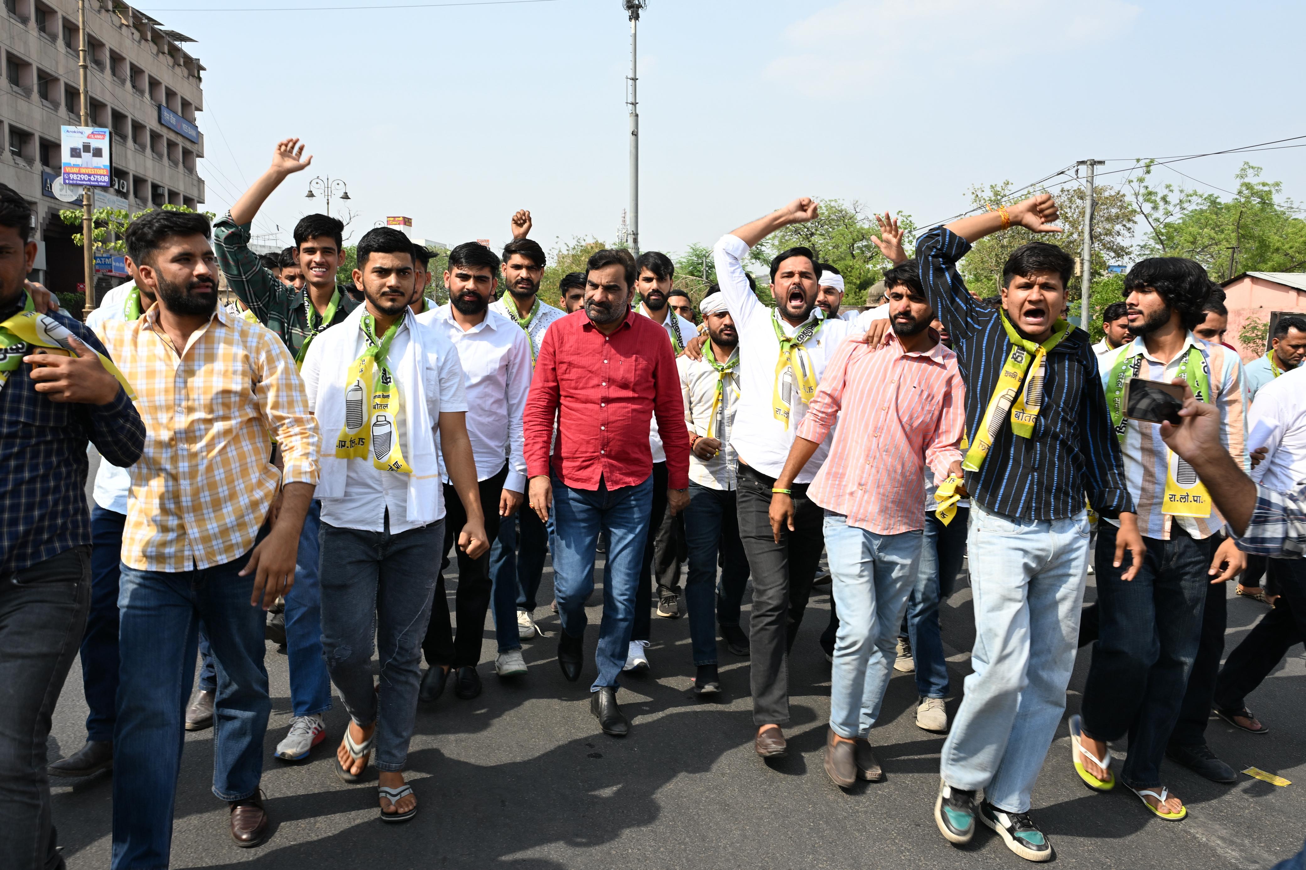 शहीद स्मारक पर सांसद बेनीवाल के नेतृत्व में धरना जारी:दी सचिवालय घेराव करने की चेतावनी शहीद स्मारक पर सांसद बेनीवाल के नेतृत्व में धरना जारी:दी सचिवालय घेराव करने की चेतावनी