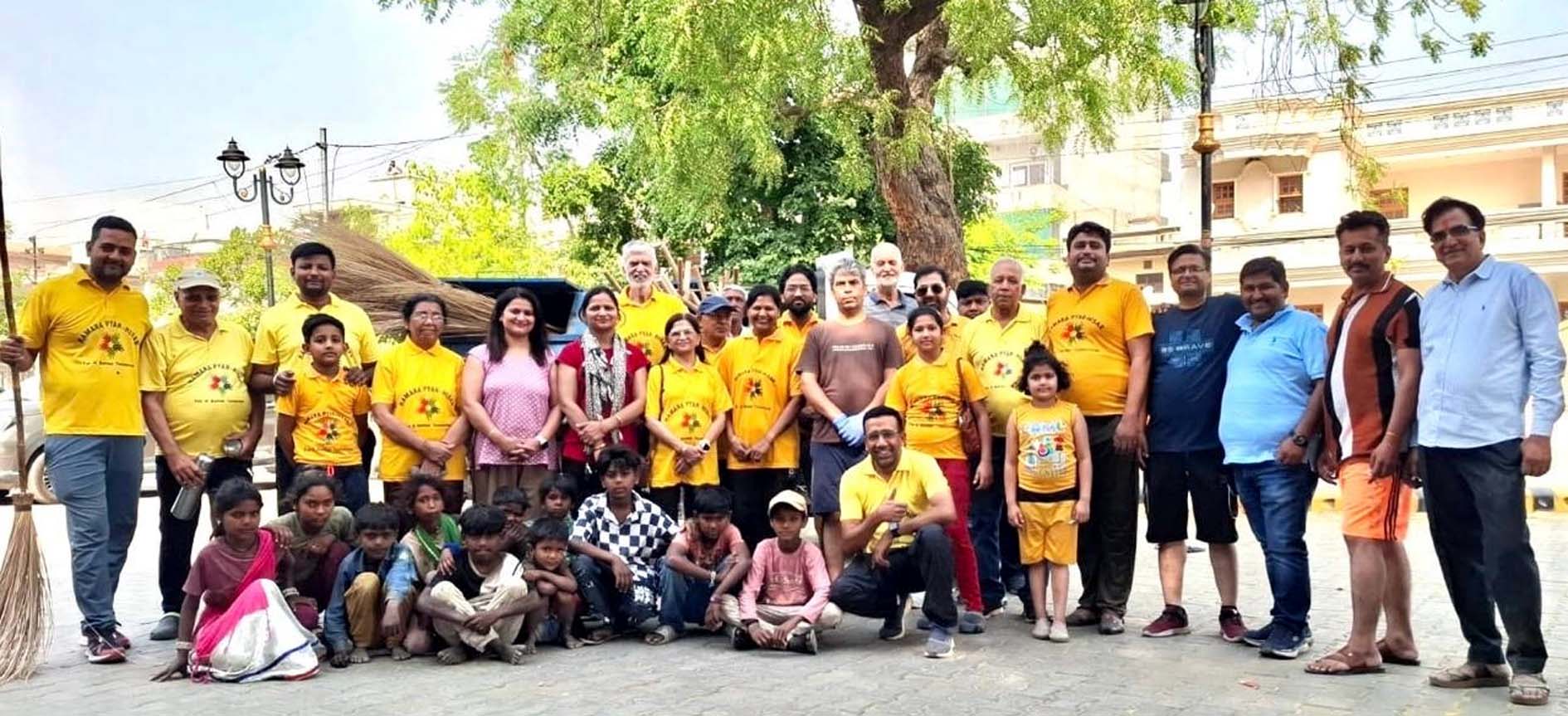 सफाई अभियान के लिए तैयार हमारा प्यार हिसार की टीम। सफाई अभियान के लिए तैयार हमारा प्यार हिसार की टीम।