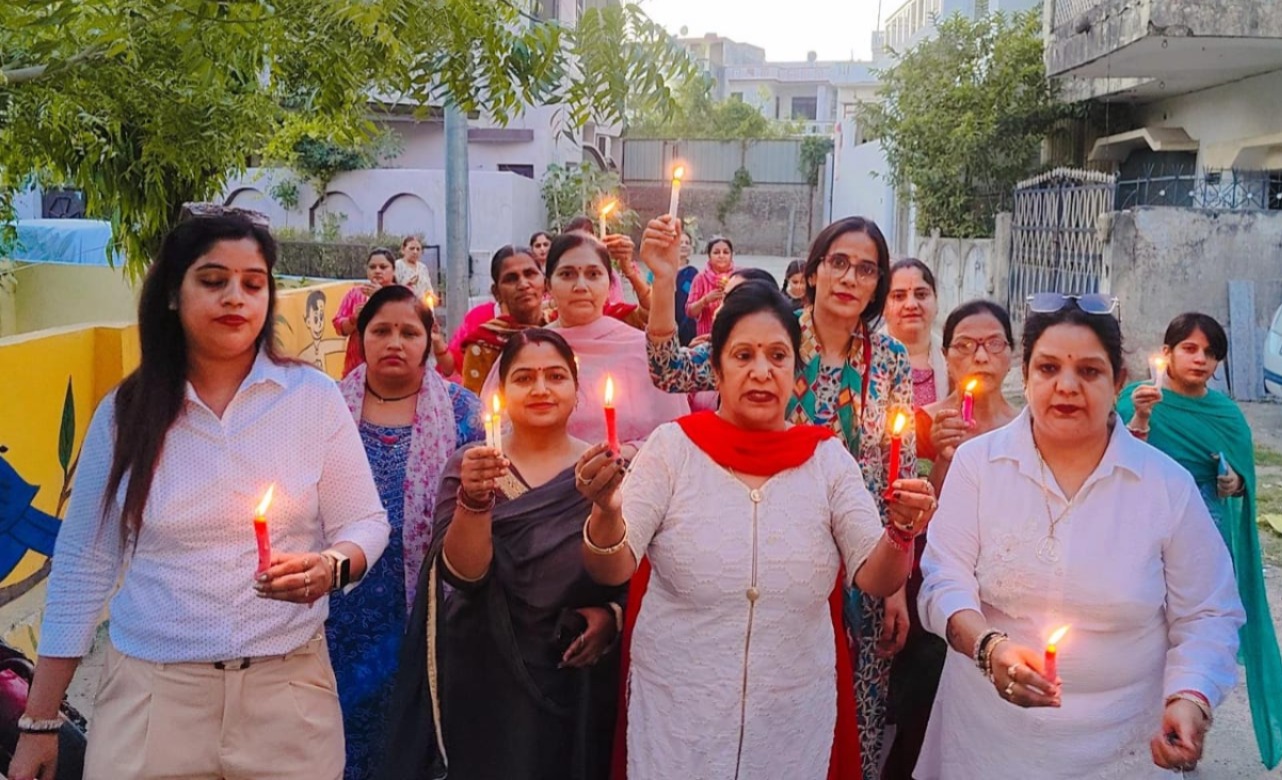 वैश्य समाज उप्र मुरामुरादाबाद महिला इकाई ने कैंडल मार्च निकालकर आतंकी घटना के मृतकों को दी श्रद्धांजलि वैश्य समाज उप्र मुरामुरादाबाद महिला इकाई ने कैंडल मार्च निकालकर आतंकी घटना के मृतकों को दी श्रद्धांजलि