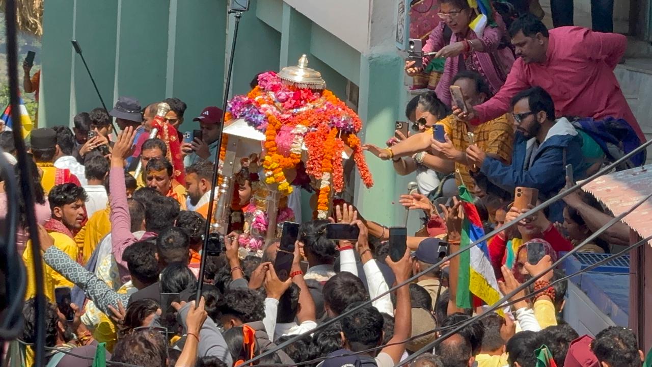 केदारनाथ भगवान की पंचमुखी डोली केदारनाथ धाम के लिए प्रस्थान करती। केदारनाथ भगवान की पंचमुखी डोली केदारनाथ धाम के लिए प्रस्थान करती।