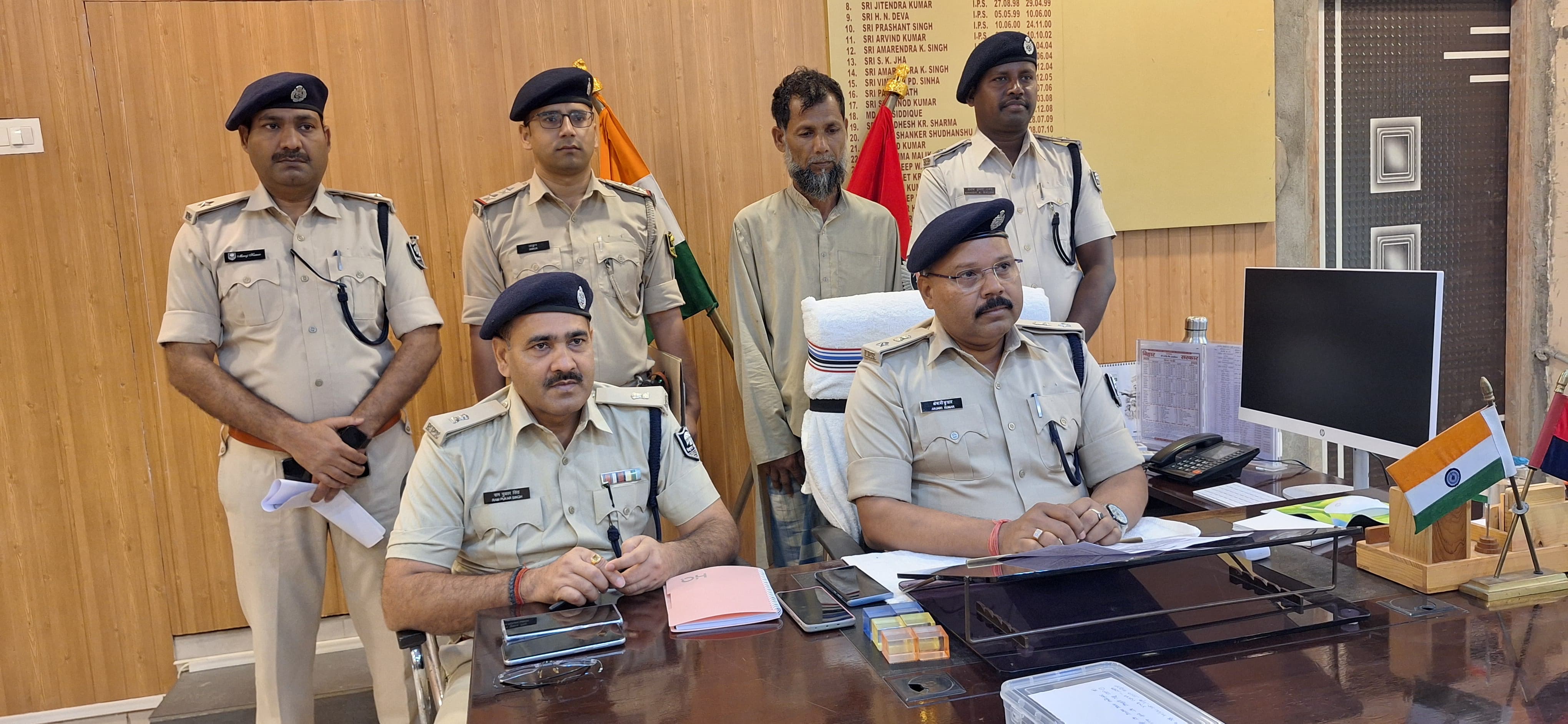 अररिया फोटो:एसपी प्रेस कांफ्रेंस में जानकारी देते अररिया फोटो:एसपी प्रेस कांफ्रेंस में जानकारी देते