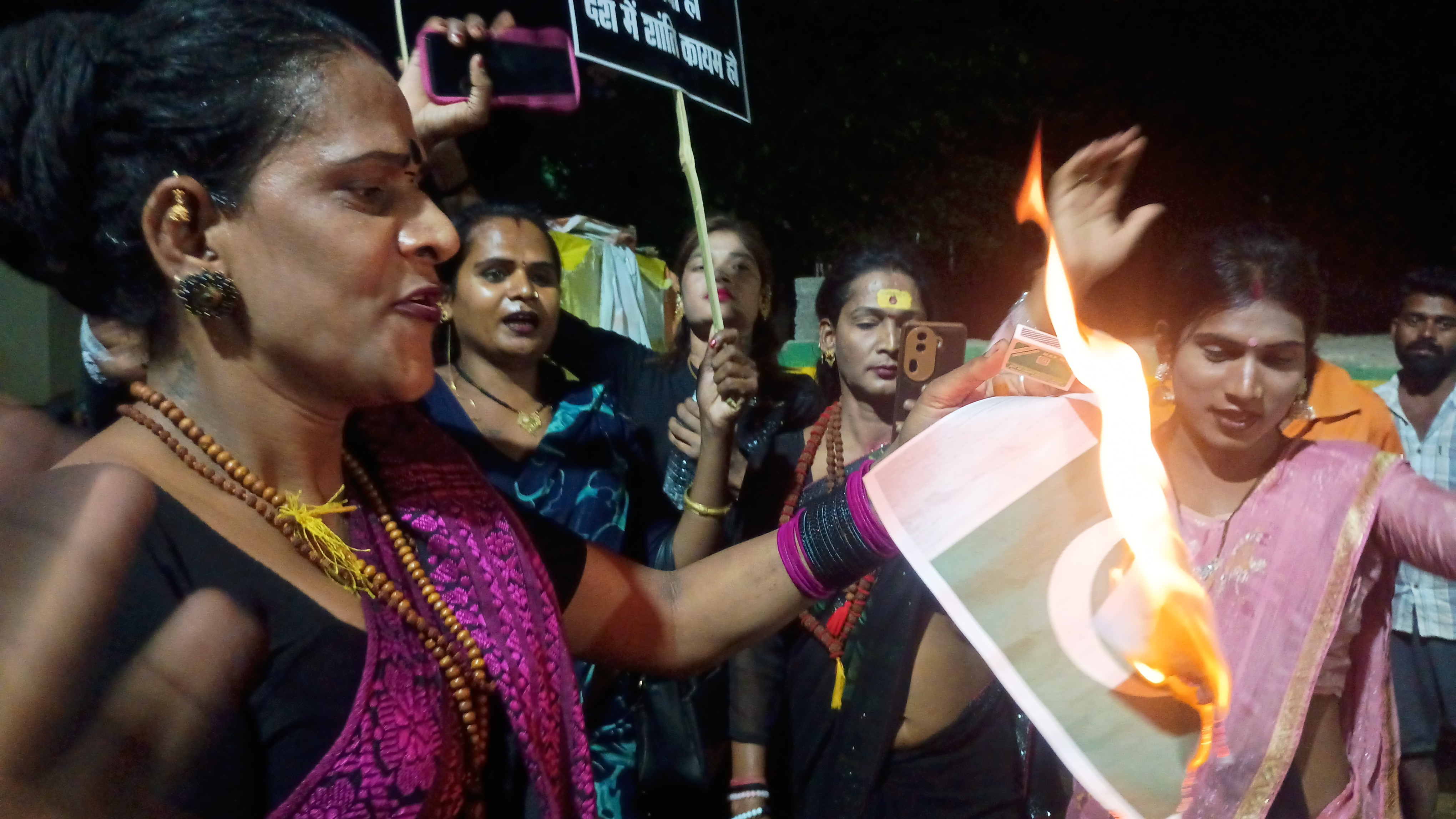 पाकिस्तानी झंडे को जलाती हुई बिट्टू किन्नर पाकिस्तानी झंडे को जलाती हुई बिट्टू किन्नर