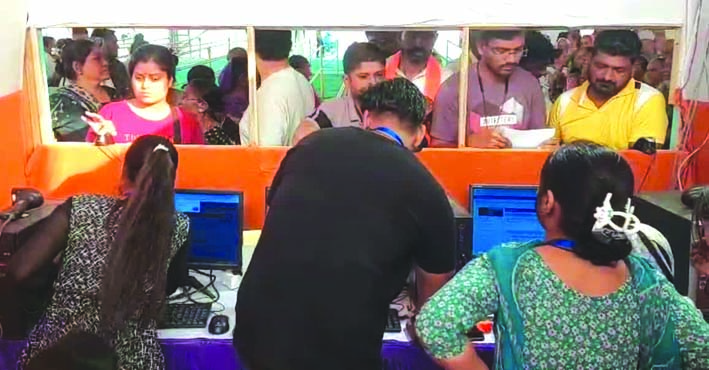 ऋषिकुल मैदान में चार धाम यात्रा के लिए पंजीकरण करवाते लोग