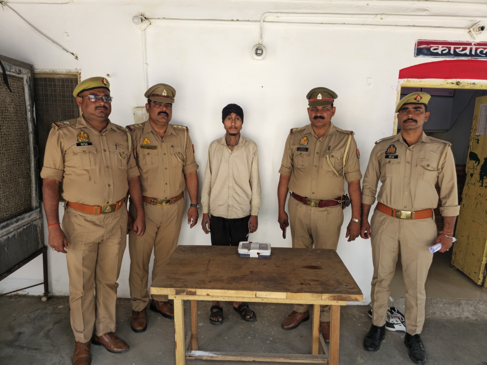 पुलिस हिरासत में आरोपी पुलिस हिरासत में आरोपी