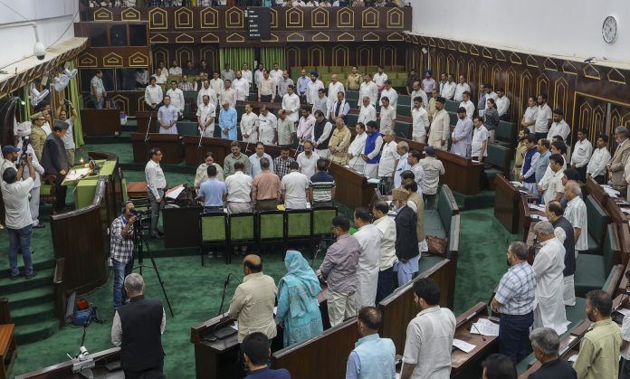 स्पीकर ने सरकार से कश्मीर में पर्यटकों और गैर-स्थानीय लोगों की सुरक्षा बढ़ाने के लिए तत्काल कदम उठाने का किया आग्रह स्पीकर ने सरकार से कश्मीर में पर्यटकों और गैर-स्थानीय लोगों की सुरक्षा बढ़ाने के लिए तत्काल कदम उठाने का किया आग्रह