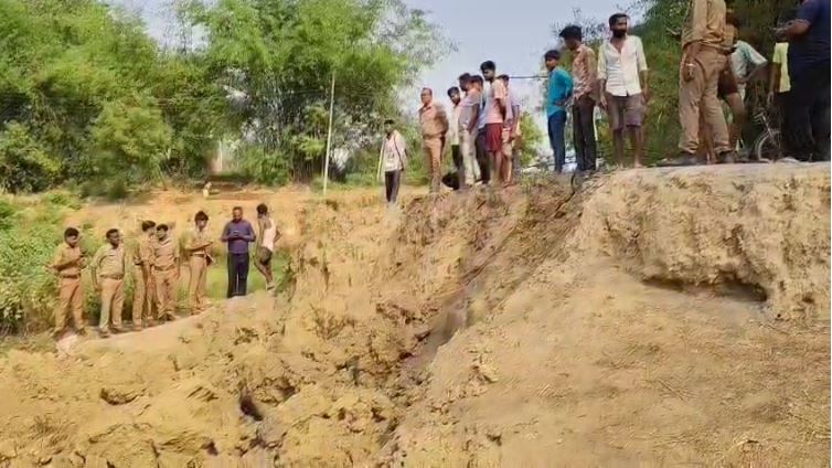 धंसा हुआ मिट्टी का टीला धंसा हुआ मिट्टी का टीला