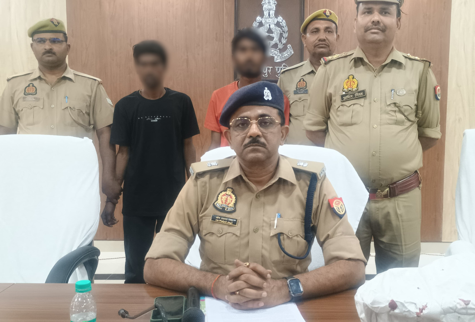 गिरफ्तार हत्यारोपियों के साथ पुलिस। गिरफ्तार हत्यारोपियों के साथ पुलिस।