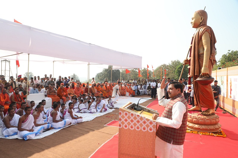 आदिगुरु शंकराचार्य की प्रतिमा के दर्शन करने के बाद संबोधित करते हुए मुख्यमंत्री आदिगुरु शंकराचार्य की प्रतिमा के दर्शन करने के बाद संबोधित करते हुए मुख्यमंत्री