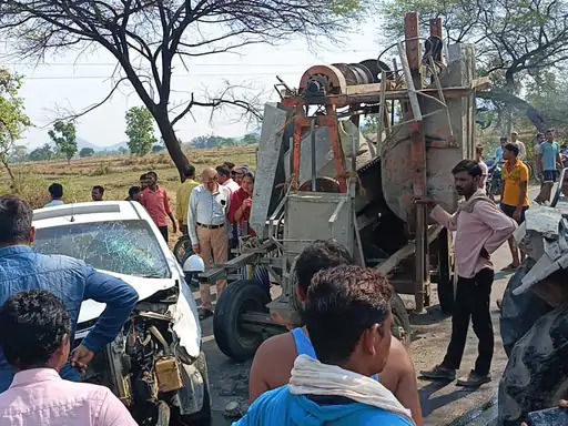 कोरबा में मिक्सर मशीन से टकराई कार, 3 गंभीर, ड्राइवर को झपकी आने से हादसा; शादी से लौट रहा था परिवार कोरबा में मिक्सर मशीन से टकराई कार, 3 गंभीर, ड्राइवर को झपकी आने से हादसा; शादी से लौट रहा था परिवार