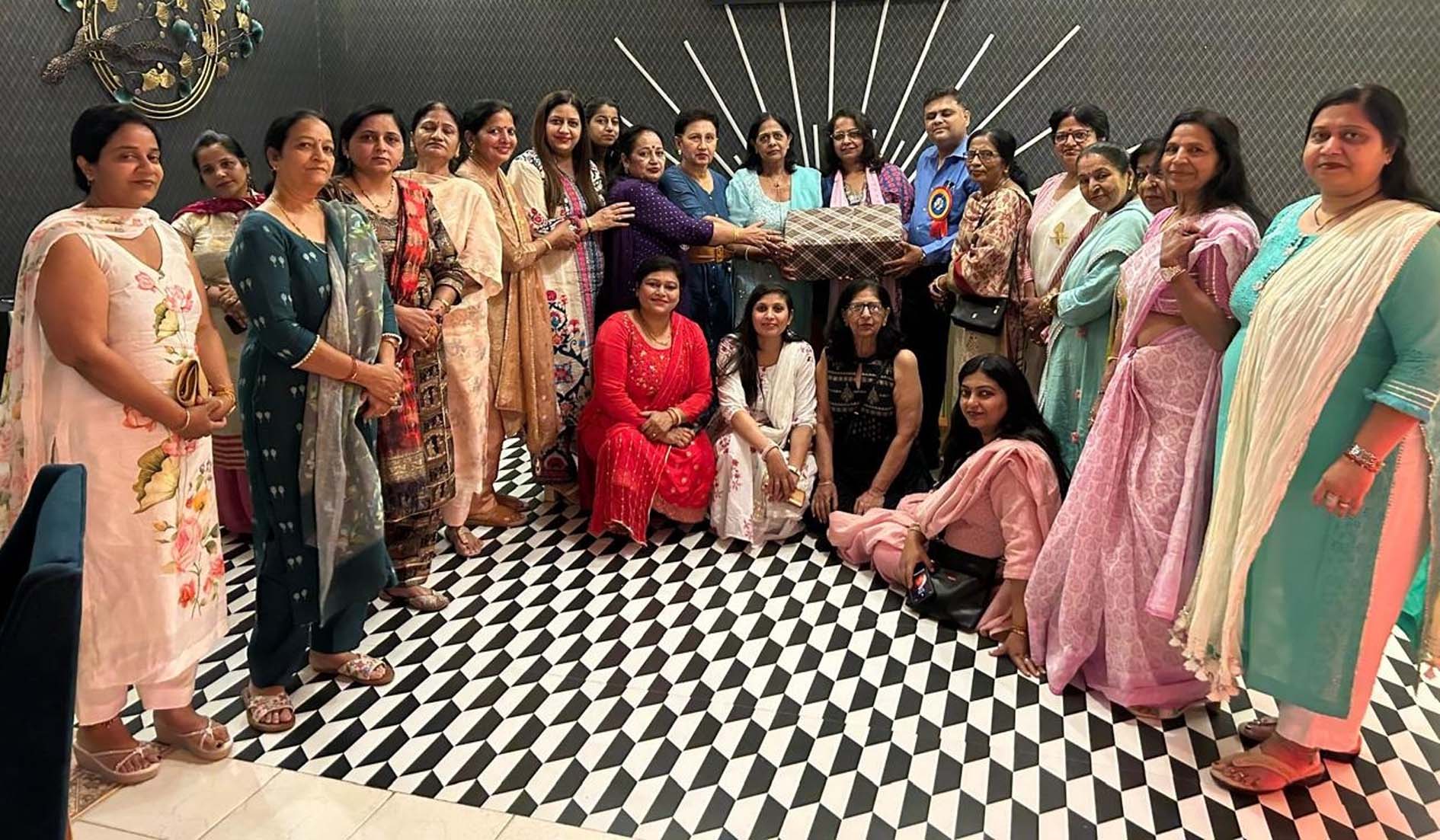 प्रेरणा क्लब के कार्यक्रम में उपस्थित अतिथिगण व सदस्यगण। प्रेरणा क्लब के कार्यक्रम में उपस्थित अतिथिगण व सदस्यगण।
