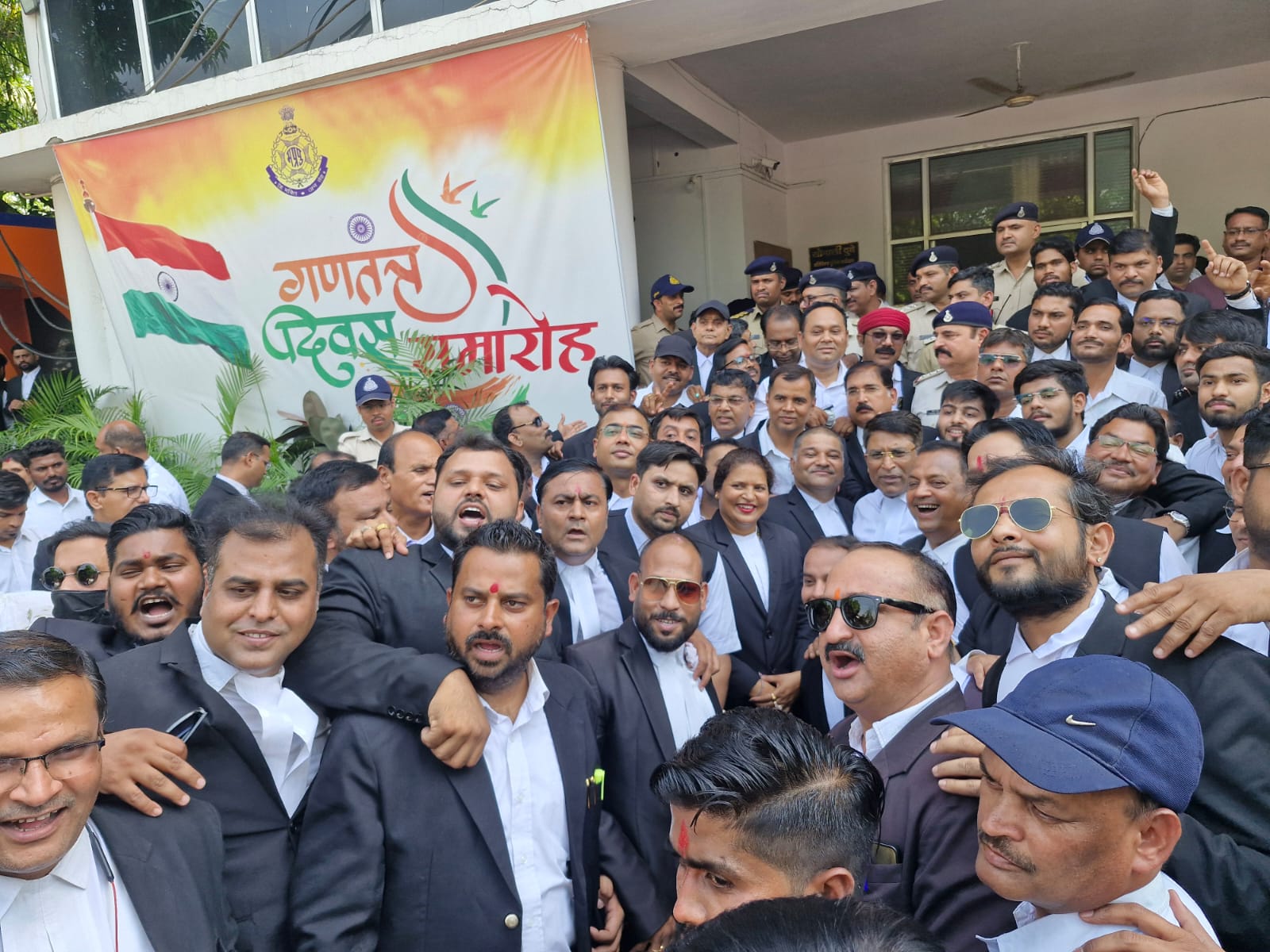 पुलिस कर्मियों से विवाद के चलते अधिवक्ताओं ने किया एसपी ऑफिस का घेराव पुलिस कर्मियों से विवाद के चलते अधिवक्ताओं ने किया एसपी ऑफिस का घेराव