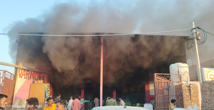 स्टील एंड बिल्डिंग मेंटेरियल की दुकान में अचानक लगी आग से अफरा तफरी स्टील एंड बिल्डिंग मेंटेरियल की दुकान में अचानक लगी आग से अफरा तफरी