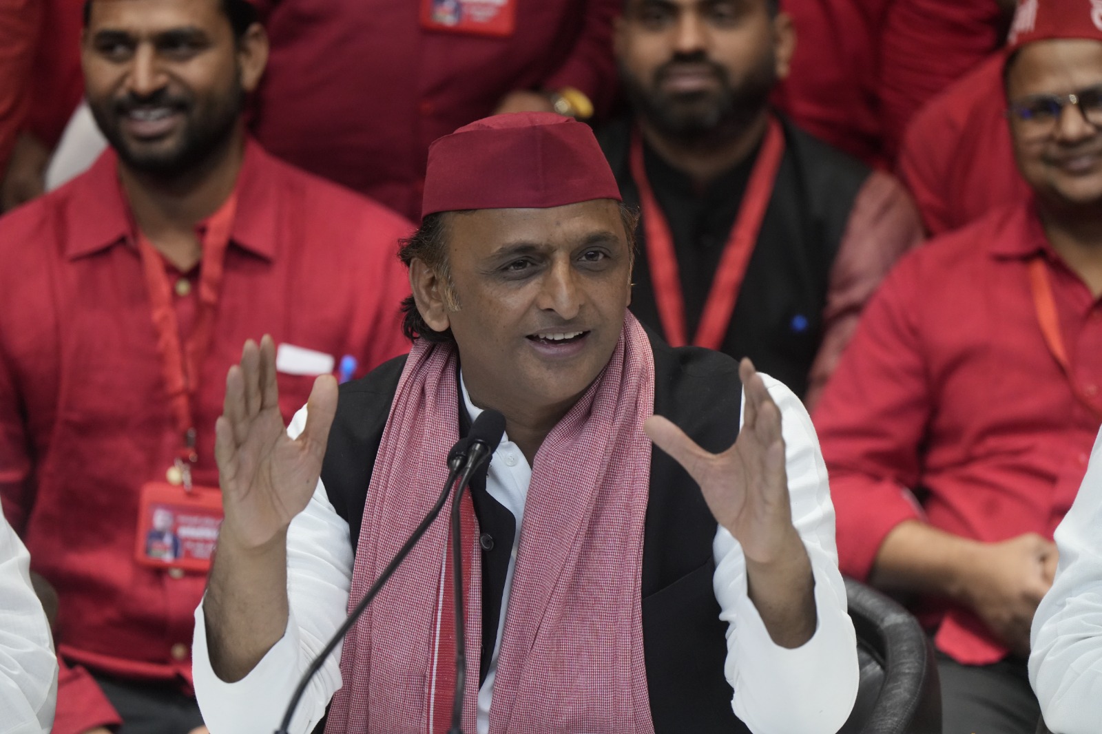 पत्रकार वार्ता करते सपा अध्यक्ष अखिलेश यादव पत्रकार वार्ता करते सपा अध्यक्ष अखिलेश यादव