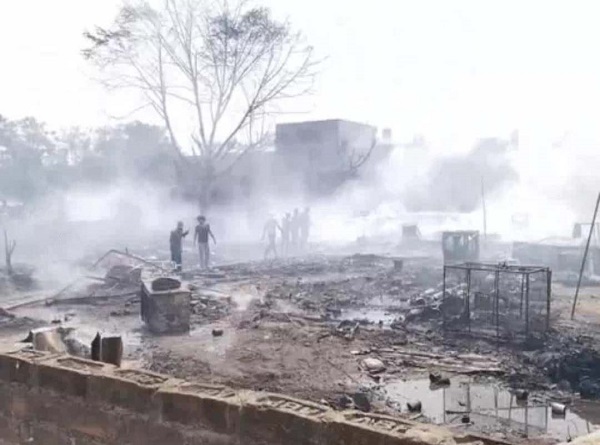 आग से स्वाह हुई झुग्गी—झोपड़ी आग से स्वाह हुई झुग्गी—झोपड़ी