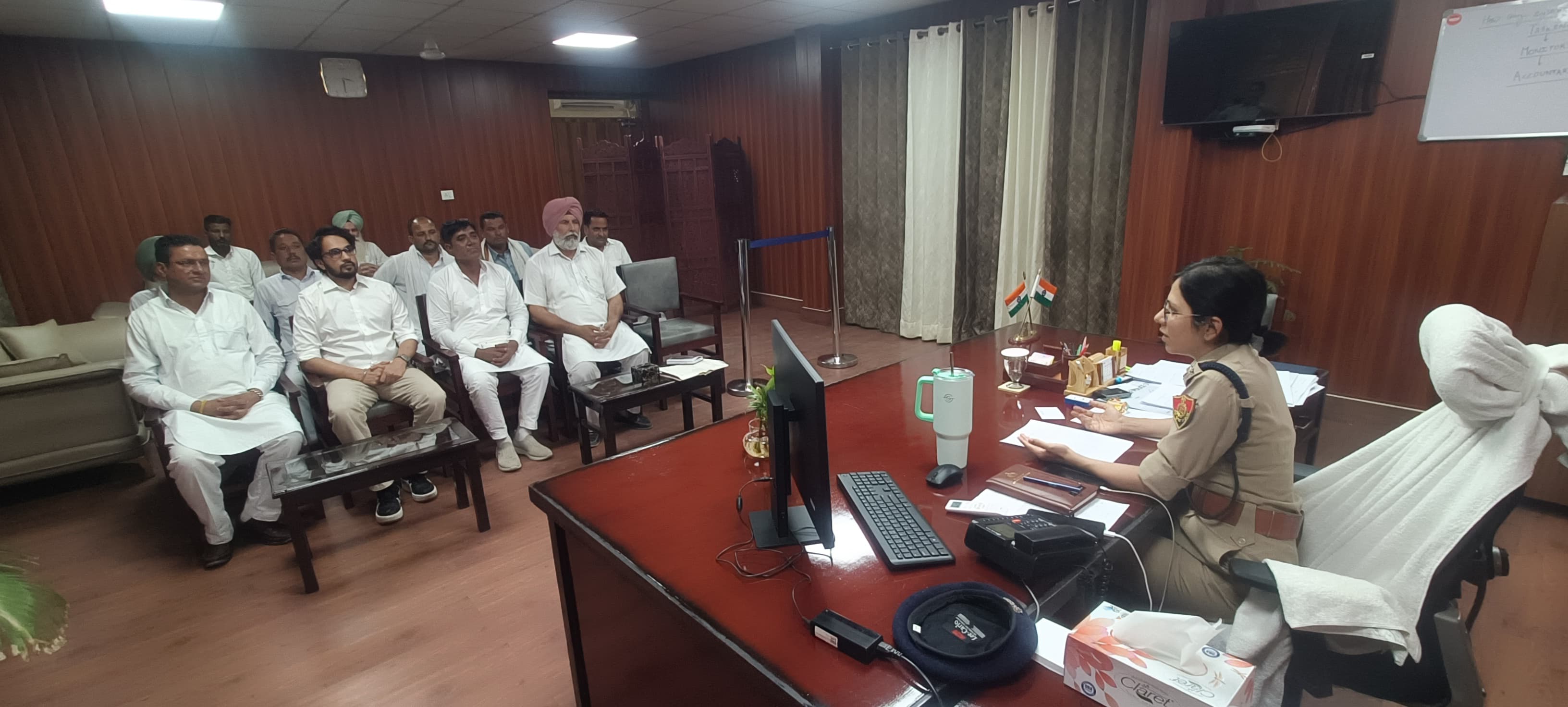 पुलिस पब्लिक समन्वय समिति की बैठक लेती एसपी निकिता खट्टर। पुलिस पब्लिक समन्वय समिति की बैठक लेती एसपी निकिता खट्टर।