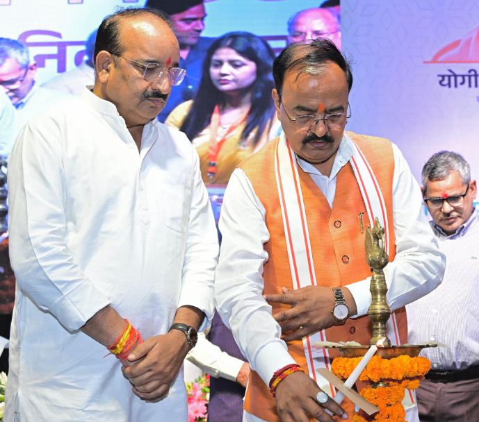 दीप प्रज्ज्वलित करते केशव प्रसाद मौर्य साथ में मंत्री दिनेश प्रताप सिंह दीप प्रज्ज्वलित करते केशव प्रसाद मौर्य साथ में मंत्री दिनेश प्रताप सिंह