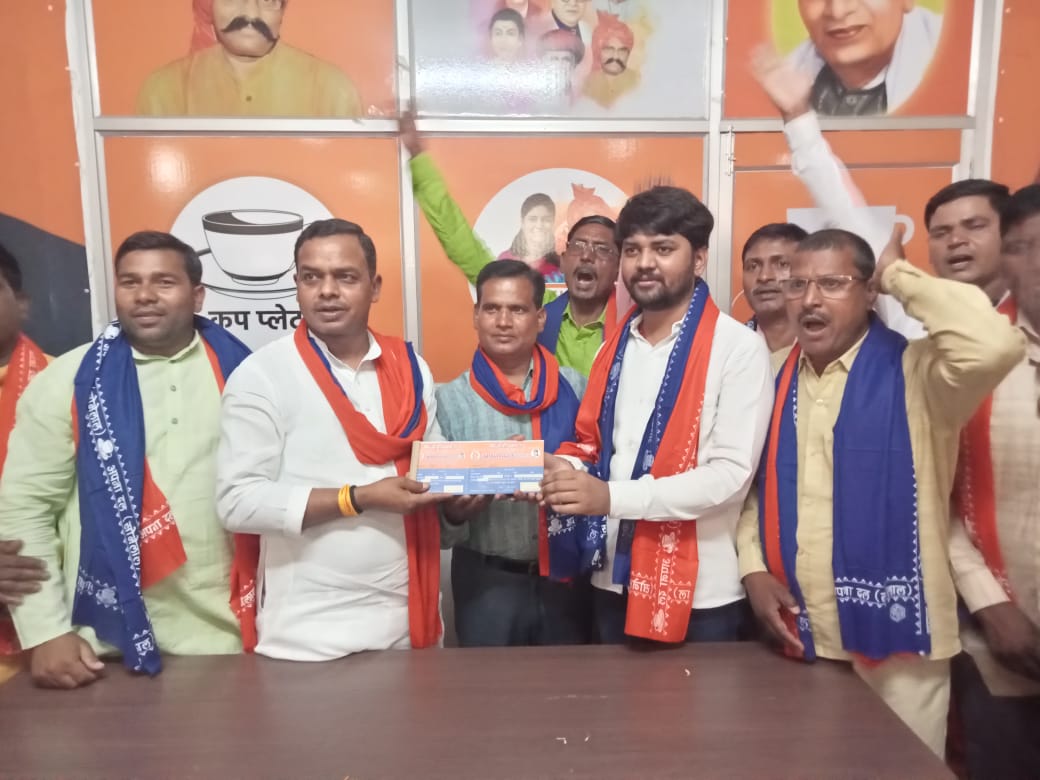 केंद्रीय मंत्री अनुप्रिया पटेल का जन्मदिन मनाते पार्टी कार्यकर्ता केंद्रीय मंत्री अनुप्रिया पटेल का जन्मदिन मनाते पार्टी कार्यकर्ता