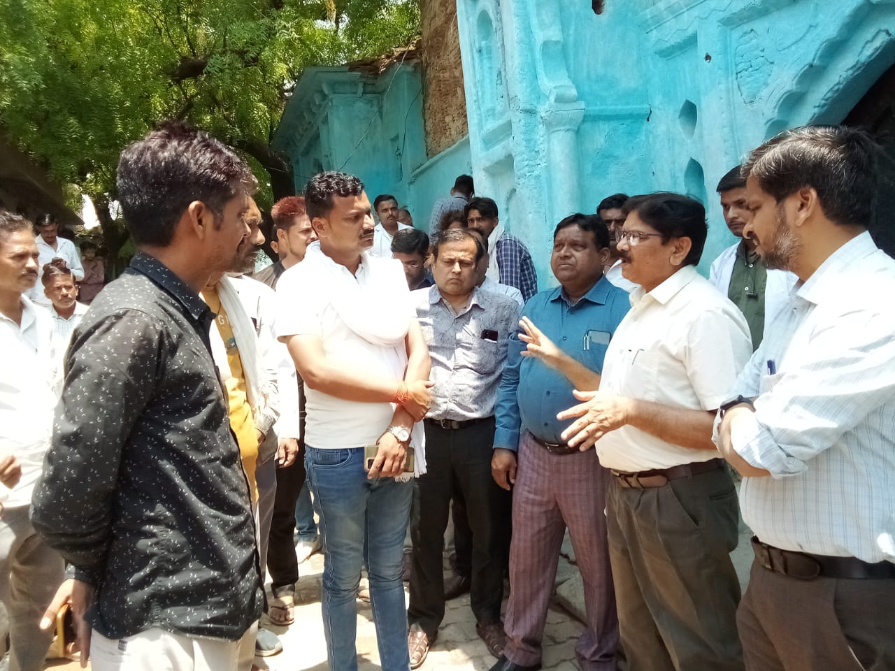 ग्रामीणों का हालचाल लेते एसडीएम अनुराग कुमार, सीएमओ डॉ. आशाराम ग्रामीणों का हालचाल लेते एसडीएम अनुराग कुमार, सीएमओ डॉ. आशाराम