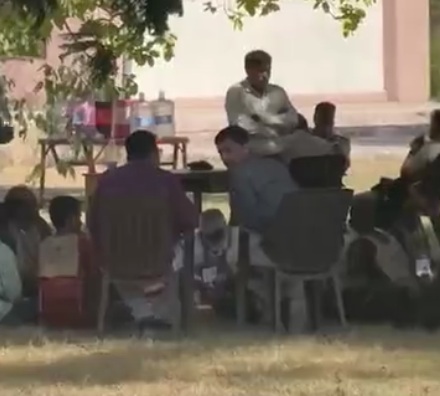 सूरत के विभिन्न क्षेत्राें से पकड़े गए अवैध बांग्लादेशी घुसपैठियाें से रांदेर क्षेत्र के भिक्षुक गृह में पूछताछ करते अधािकारी । सूरत के विभिन्न क्षेत्राें से पकड़े गए अवैध बांग्लादेशी घुसपैठियाें से रांदेर क्षेत्र के भिक्षुक गृह में पूछताछ करते अधािकारी ।