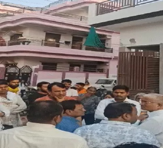 प्रयागराज में हुई हत्या को लेकर घटनास्थल पर जुटी भीड़ का छाया चित्र