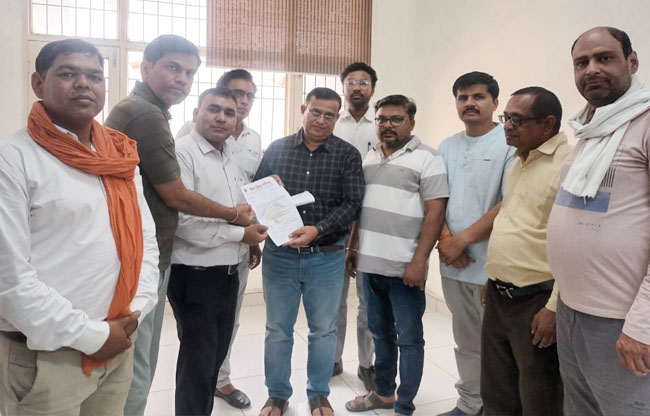 सोनीपत: विश्व हिंदू परिषद गन्नौर के सदस्य नायब तहसीलदार को ज्ञापन सौंपते हुए। सोनीपत: विश्व हिंदू परिषद गन्नौर के सदस्य नायब तहसीलदार को ज्ञापन सौंपते हुए।