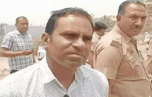 सोनीपत: पुलिस पीड़ित से जानकारी लेते हुए। सोनीपत: पुलिस पीड़ित से जानकारी लेते हुए।