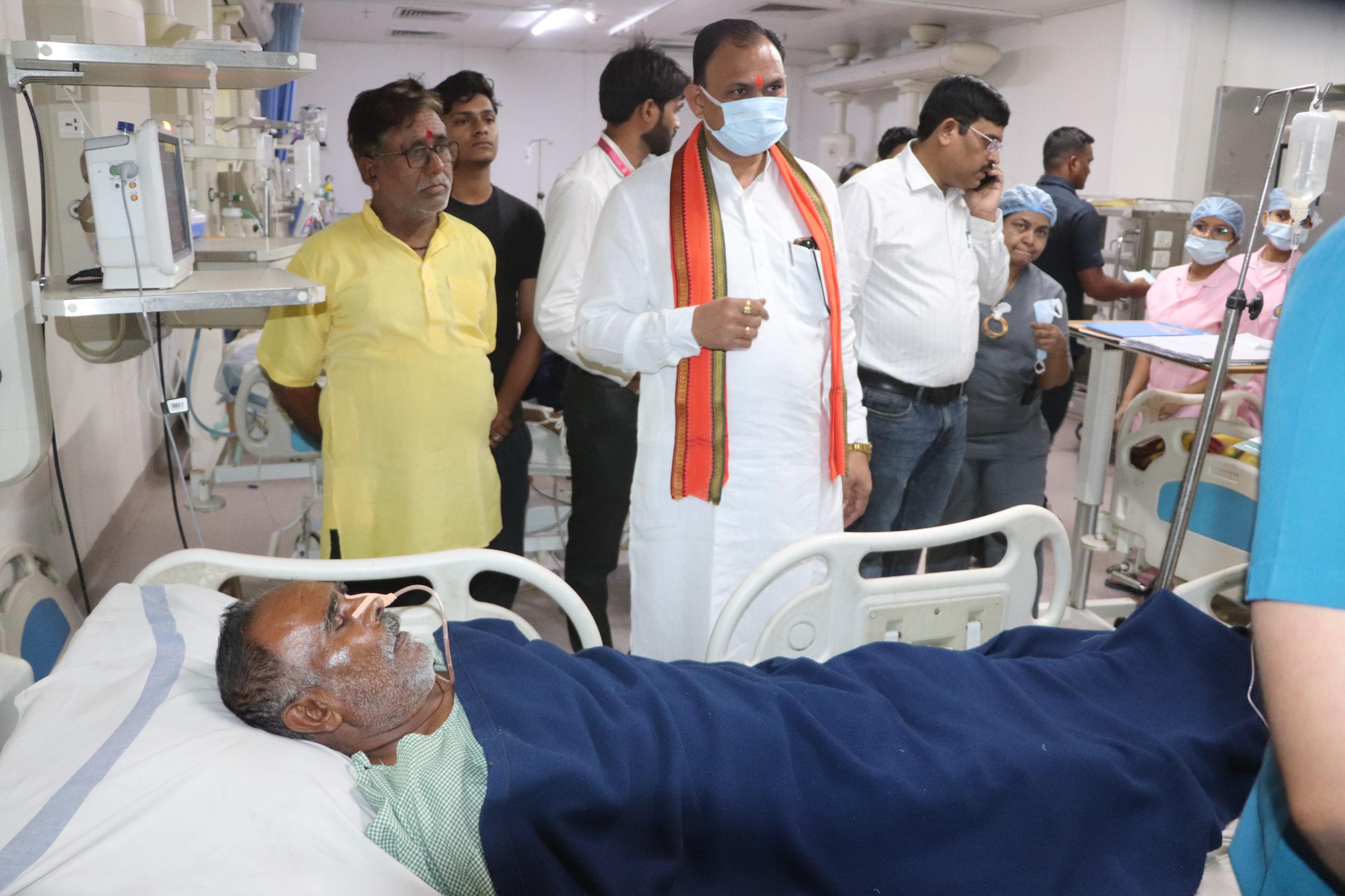 स्वास्थ्य मंत्री श्याम बिहारी जायसवाल डीकेएस अस्पताल का औचक निरीक्षण करते हुए स्वास्थ्य मंत्री श्याम बिहारी जायसवाल डीकेएस अस्पताल का औचक निरीक्षण करते हुए