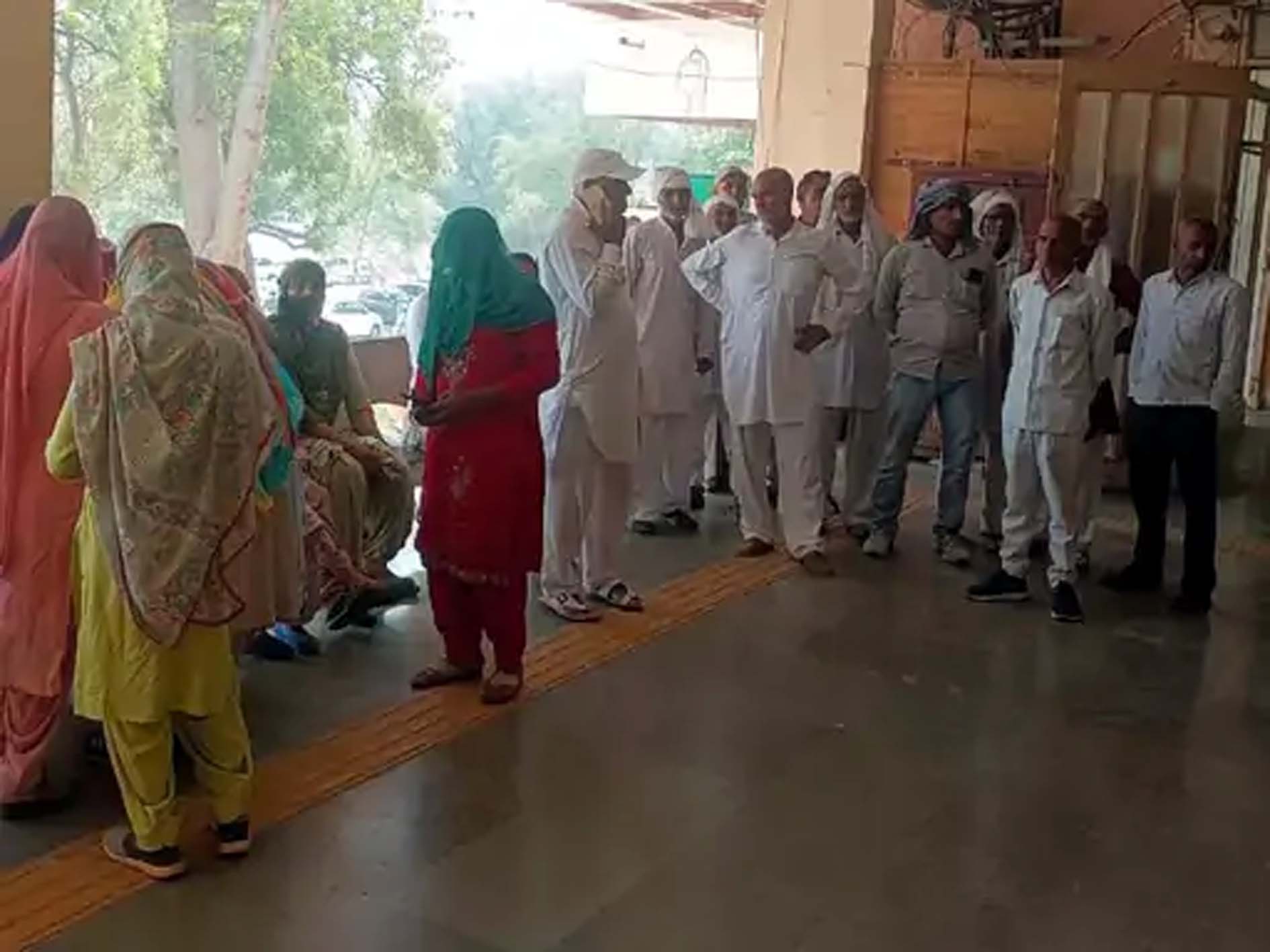 उपायुक्त कार्यालय पहुंचे बड़ाला के ग्रामीण।
