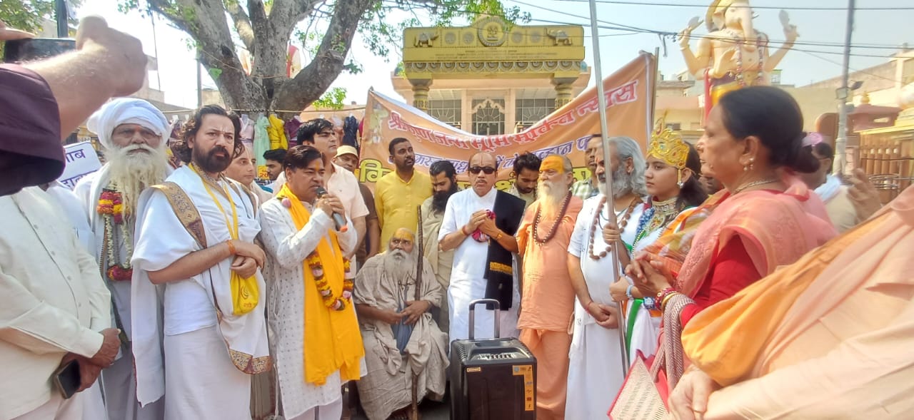 सड़कों पर जनसैलाब उमड़ा। सड़कों पर जनसैलाब उमड़ा।