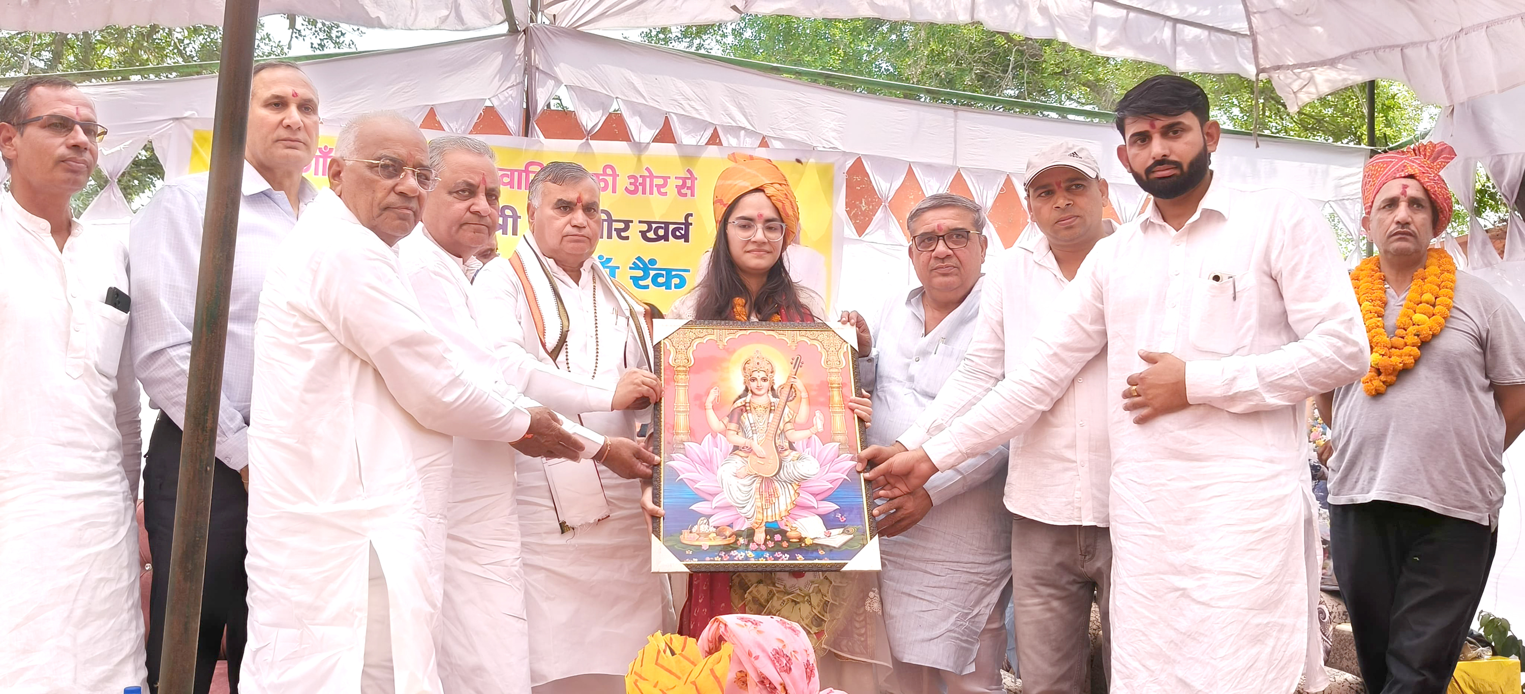 सिमरन का अभिनंदन करते हुए अतिथिगण। सिमरन का अभिनंदन करते हुए अतिथिगण।