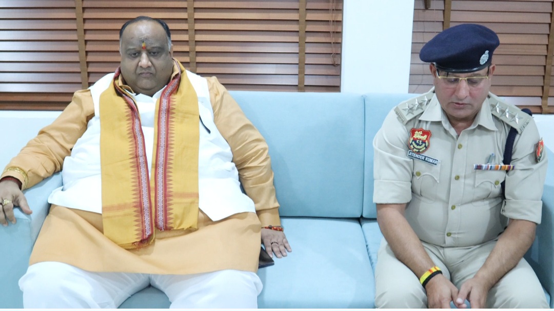 भाजपा नेता मनीष सिंगला के घर पहुंचे डीएसपी जितेंद्र राणा। भाजपा नेता मनीष सिंगला के घर पहुंचे डीएसपी जितेंद्र राणा।