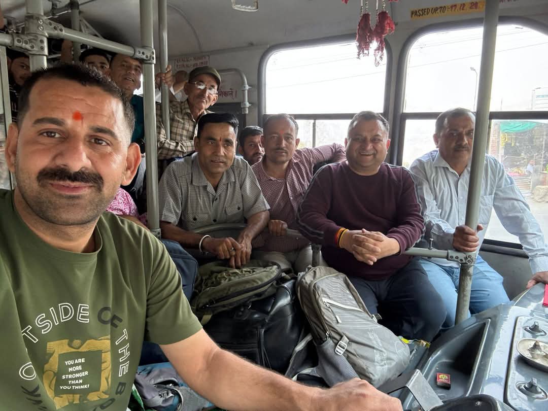 विधानसभा उपाध्यक्ष विनय कुमार सरकारी बस में सफर कर पहुंचे अपने गांव विधानसभा उपाध्यक्ष विनय कुमार सरकारी बस में सफर कर पहुंचे अपने गांव