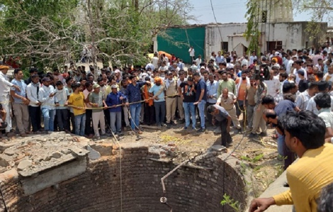 मंदसौर में कुएं वैन गिरने के बाद मौके पर जमा भीड़