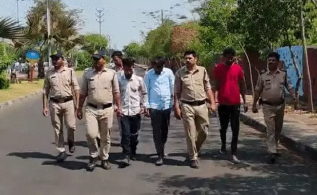 चारों आरोपितों का बागसेवनिया थाने के सामने जुलूस निकाला चारों आरोपितों का बागसेवनिया थाने के सामने जुलूस निकाला