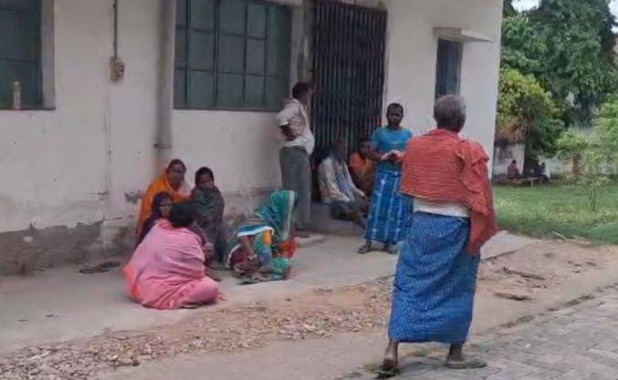 रोते बिलखते परिजन रोते बिलखते परिजन