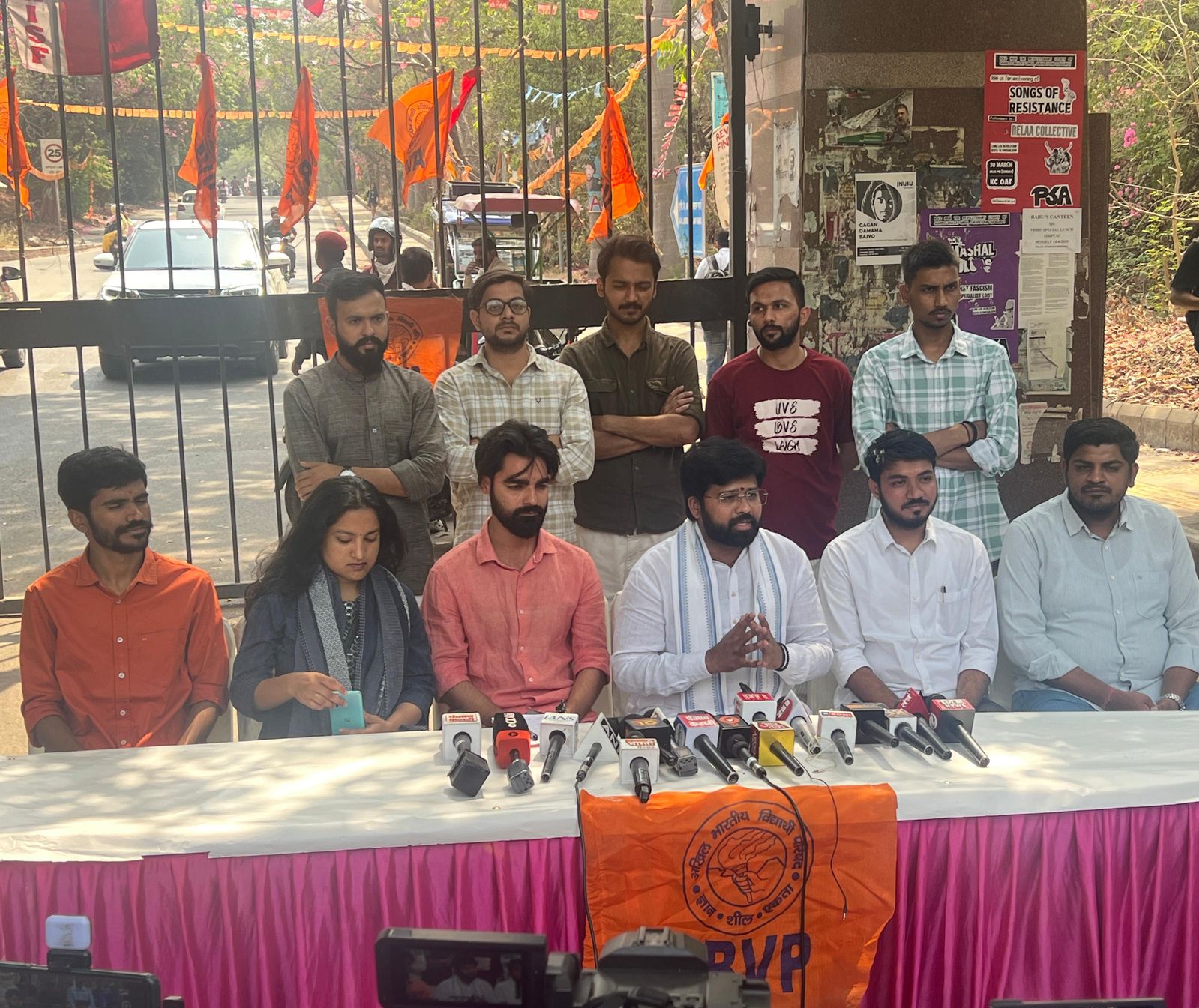 अखिल भारतीय विद्यार्थी परिषद (अभाविप) पत्रकार वार्ता को संबोधित करते हुए अखिल भारतीय विद्यार्थी परिषद (अभाविप) पत्रकार वार्ता को संबोधित करते हुए