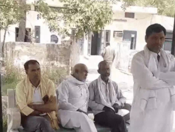 नागरिक अस्पताल झज्जर में हिमांशी के शव का पोस्टमार्टम पूरा होने की इंतजार करते परिजन। नागरिक अस्पताल झज्जर में हिमांशी के शव का पोस्टमार्टम पूरा होने की इंतजार करते परिजन।