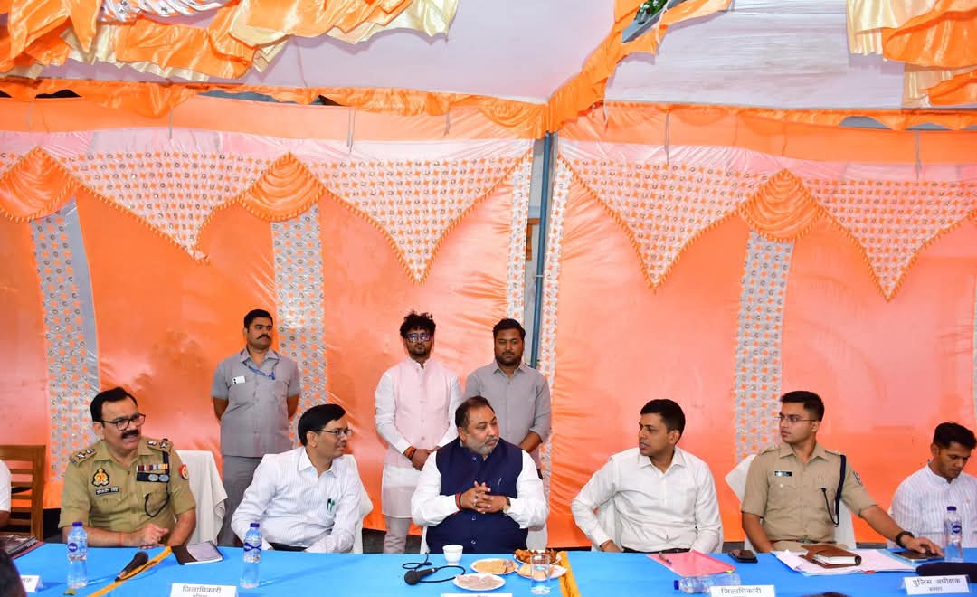 जाम के समाधान के लिए बैठक में मंत्री दयाशंकर जाम के समाधान के लिए बैठक में मंत्री दयाशंकर